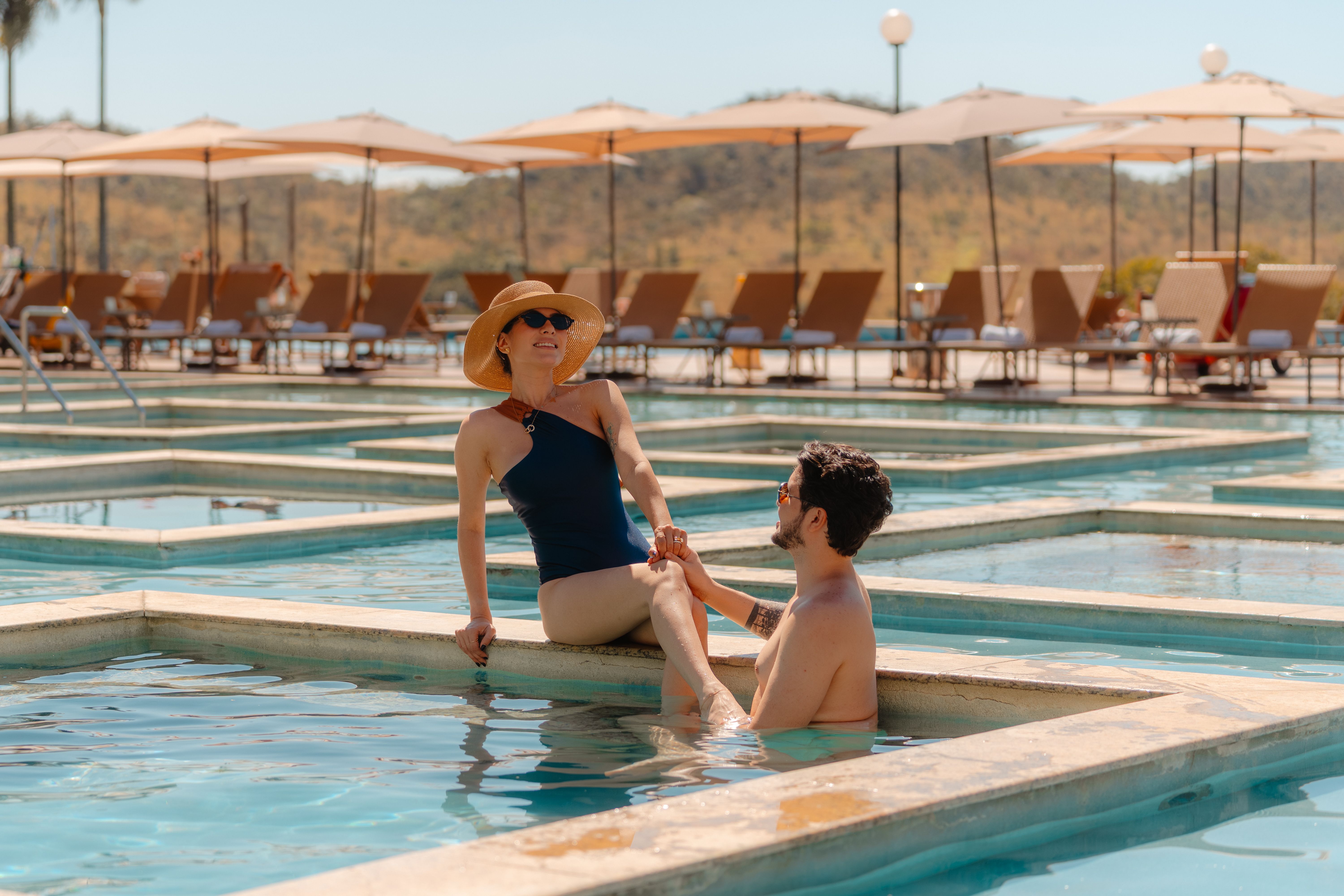 casal na jacuzzi ao lar livre