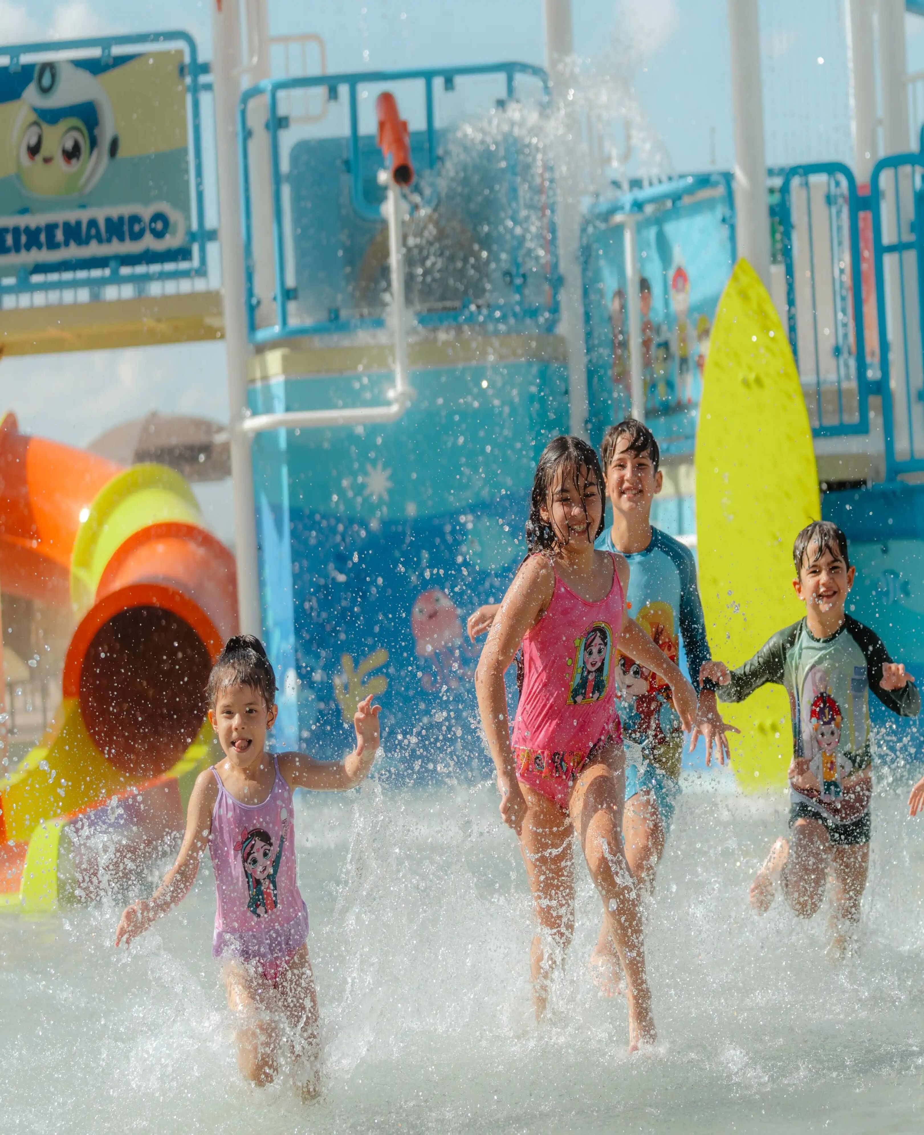Parque aquático com toboáguas