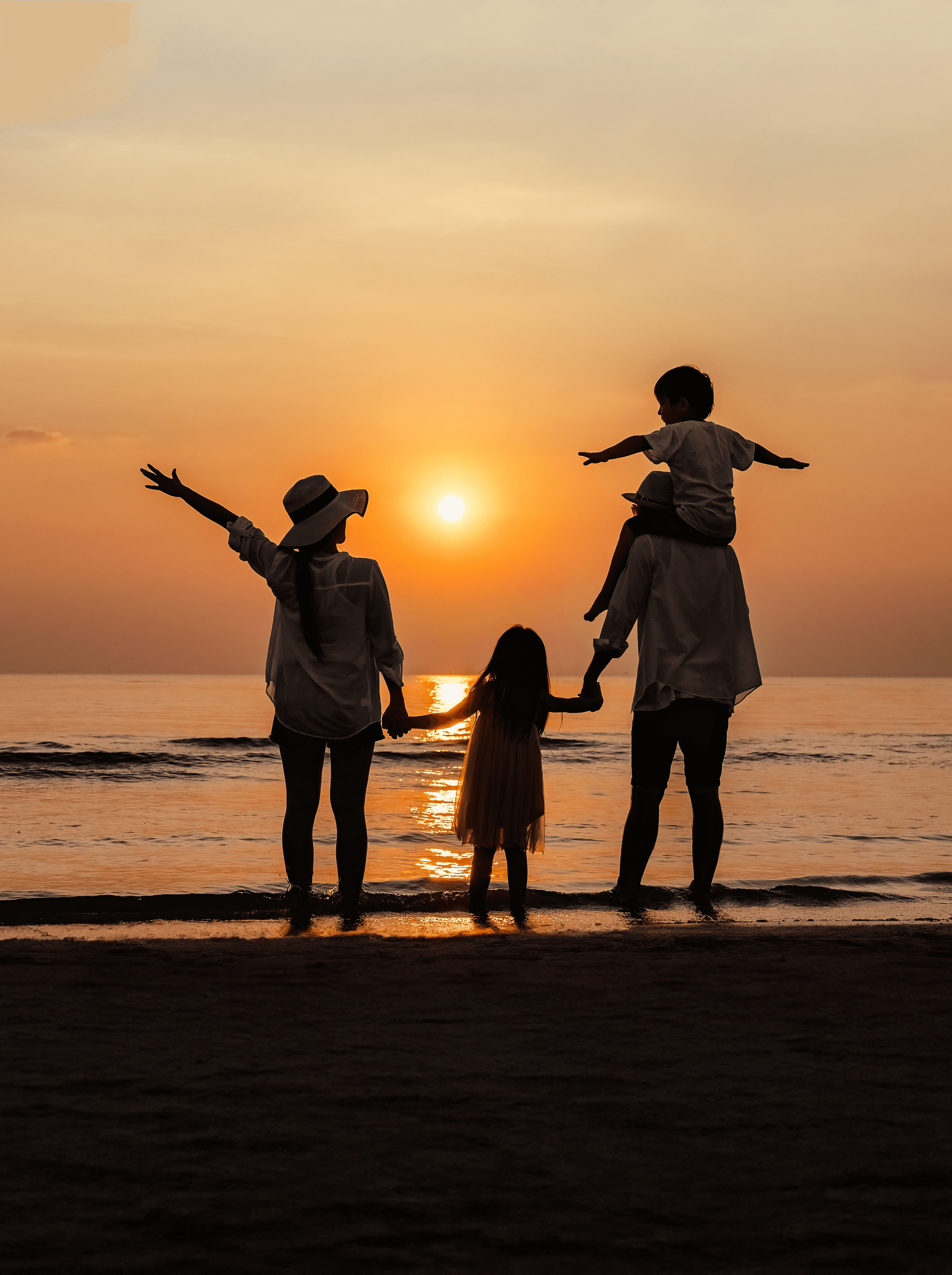 familia na praia ao por do sol