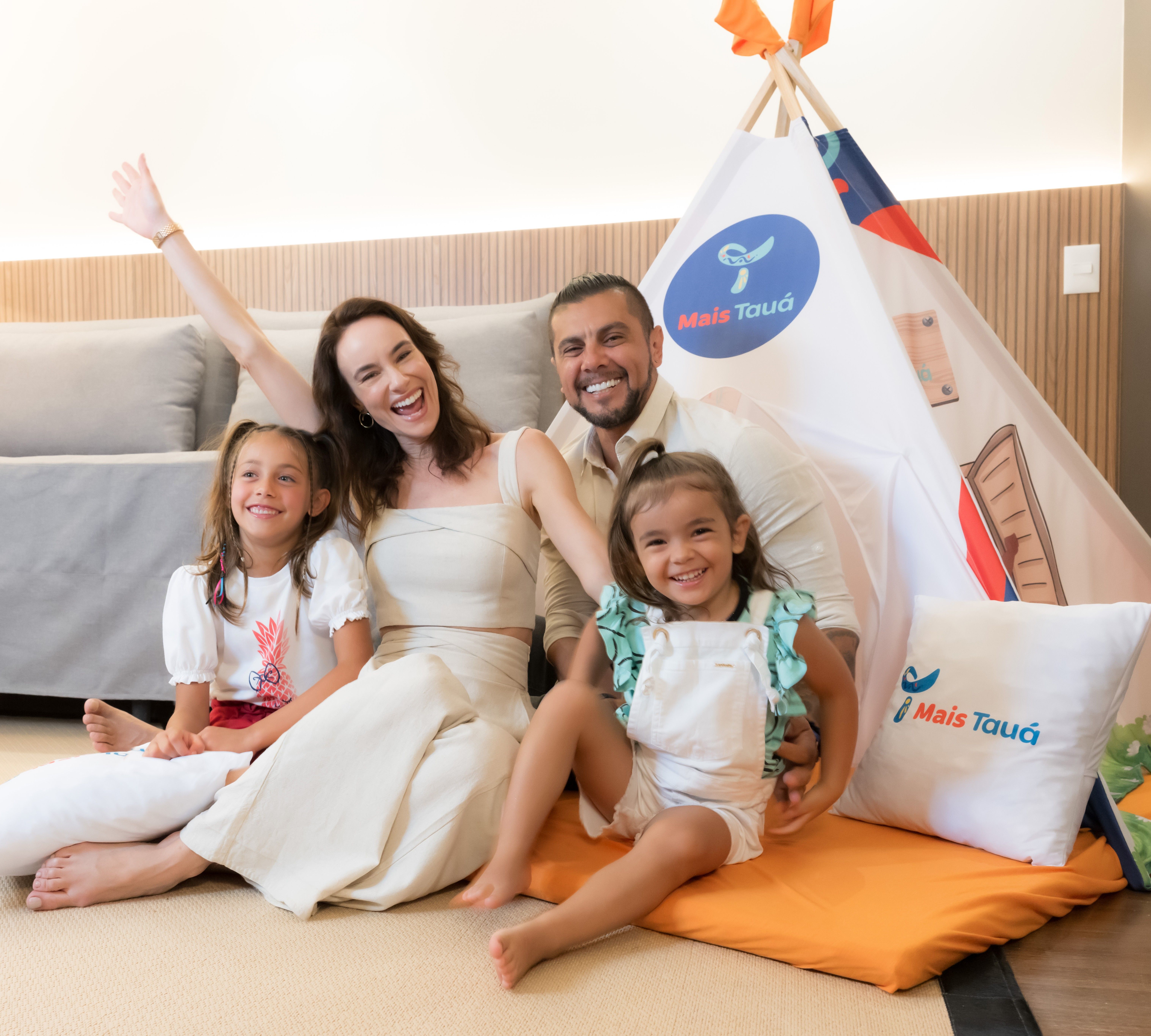 família com personagens Taualegres