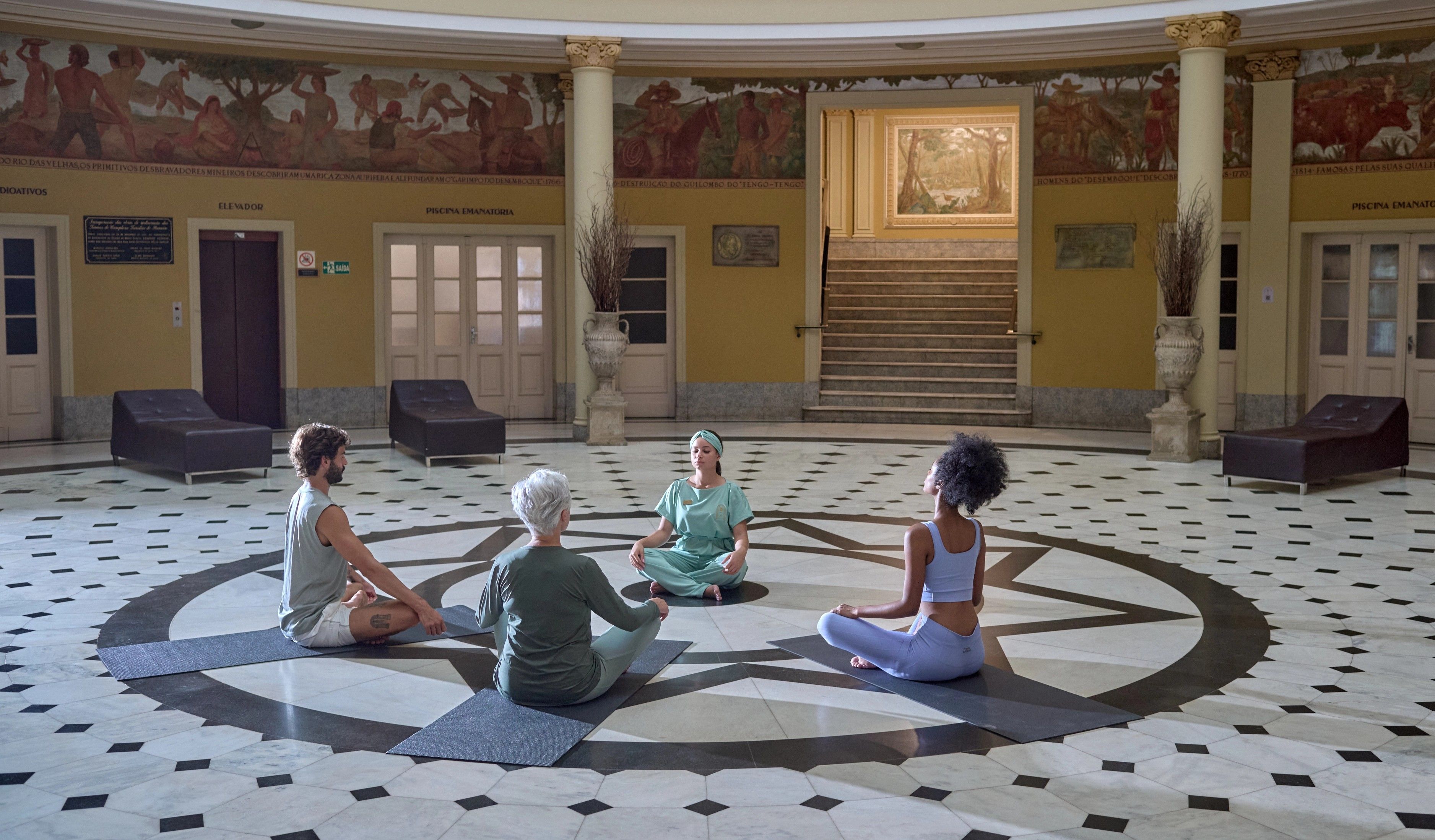 pessoas fazendo meditação na mandala