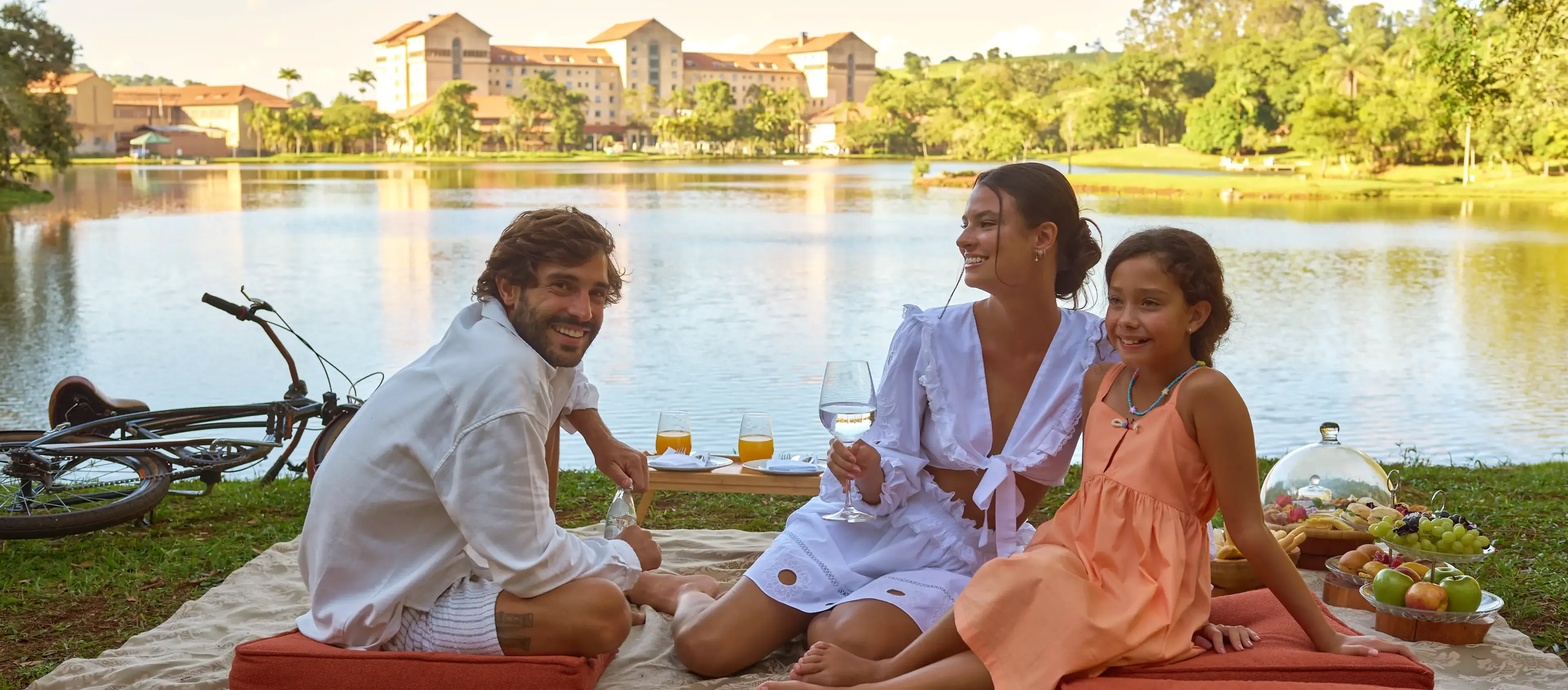 família fazendo piquenique