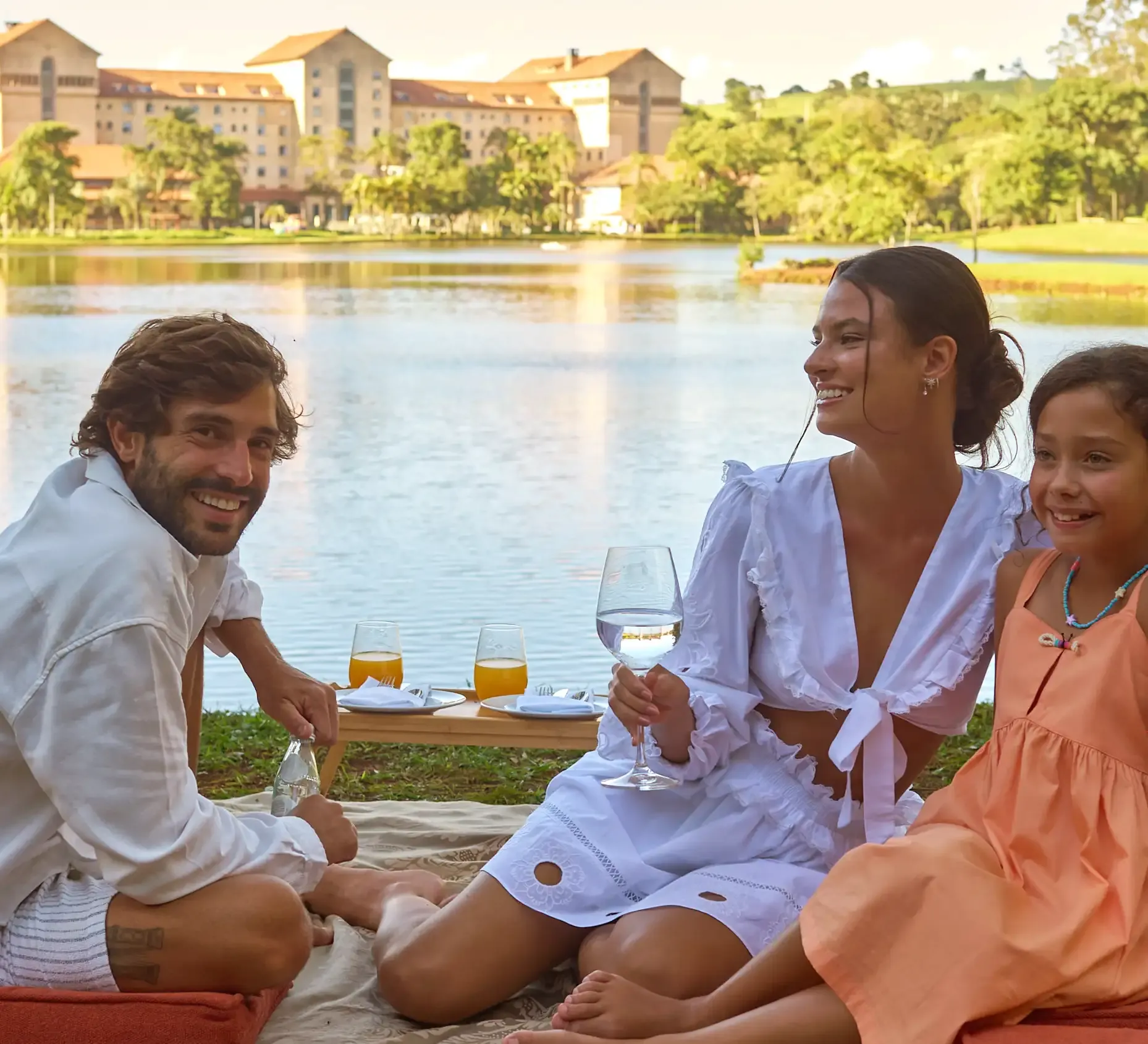 família fazendo piquenique