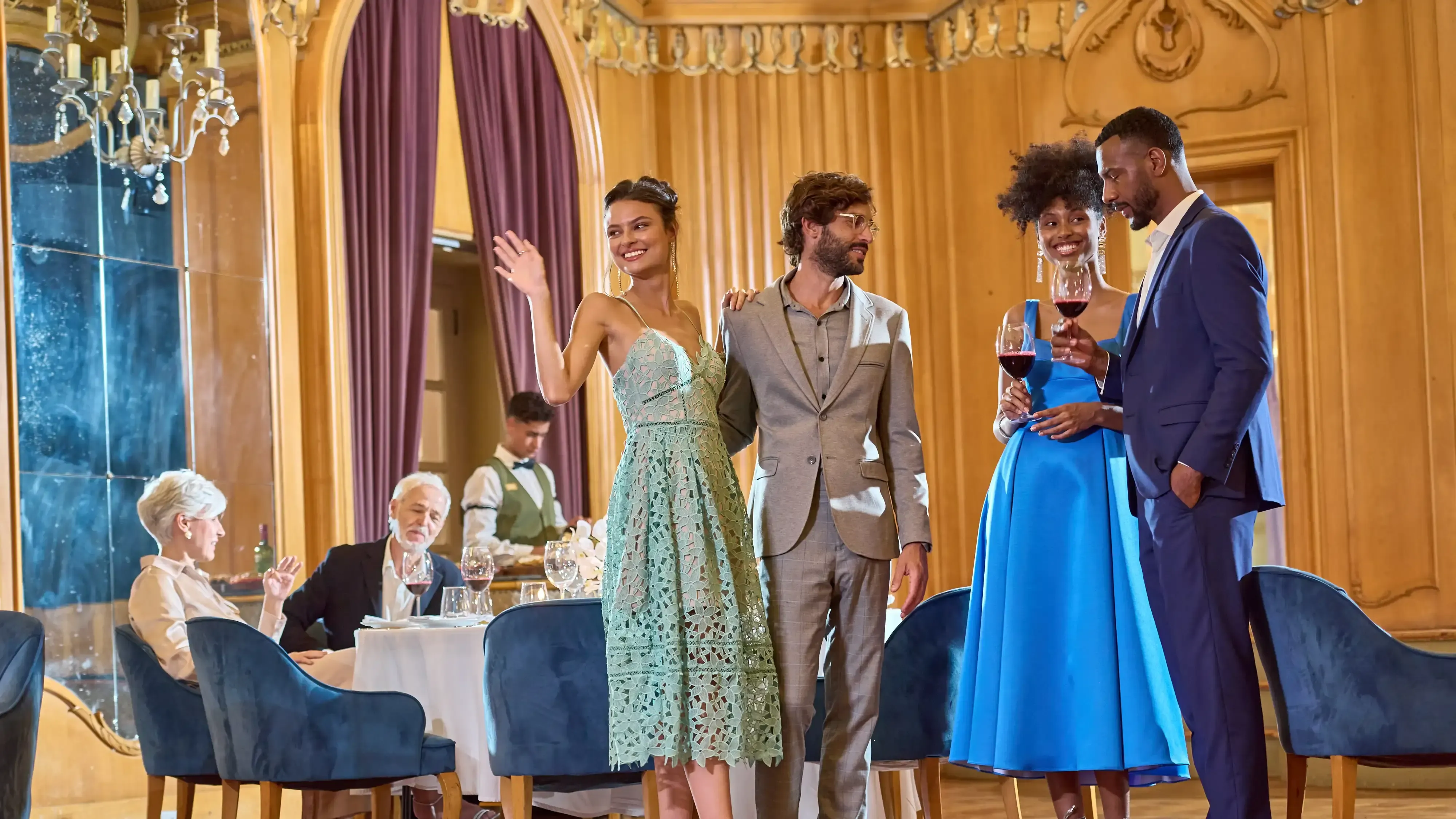 pessoas no salão de festa no grande hotel 