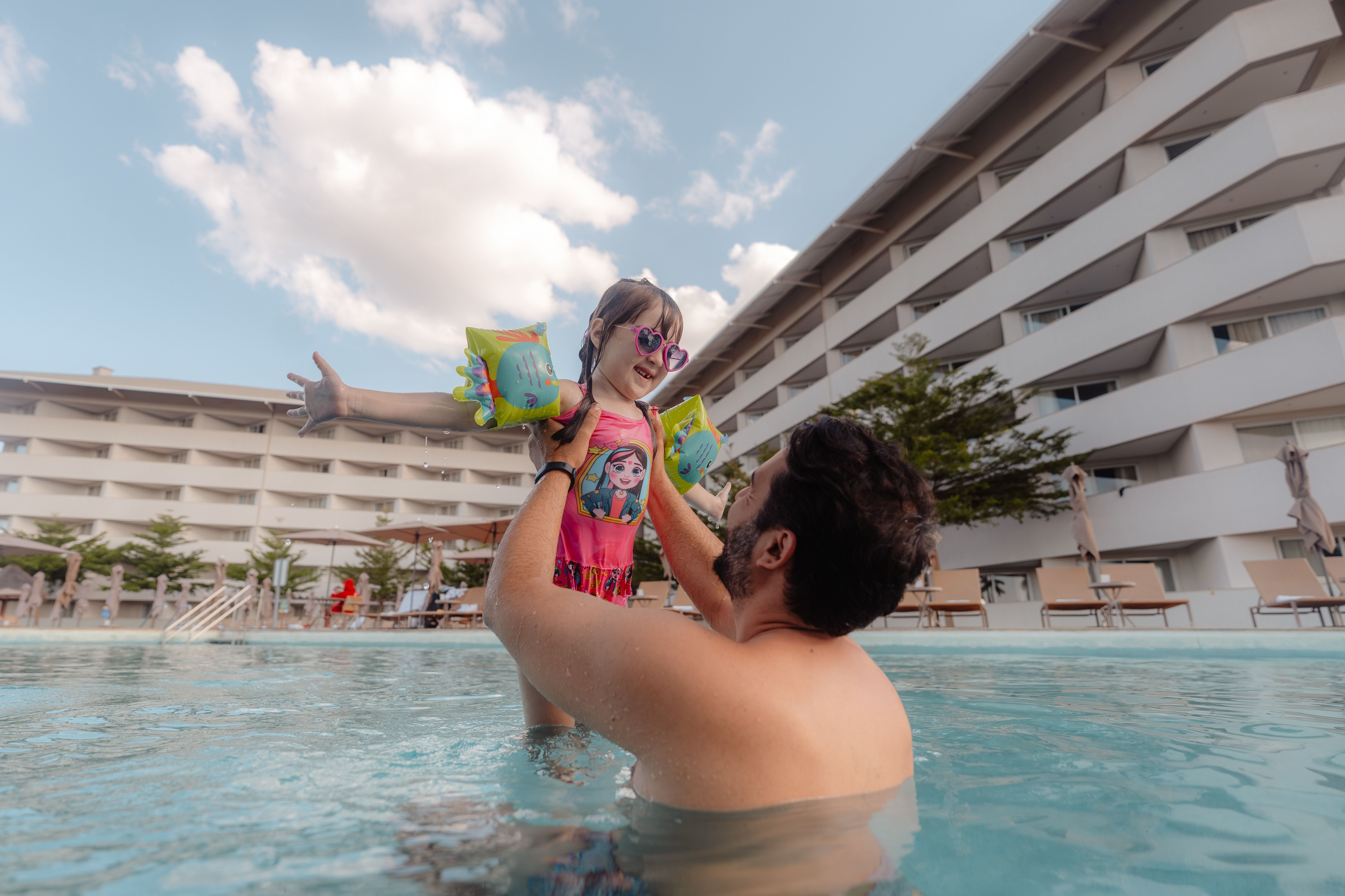 pai e filha na piscina