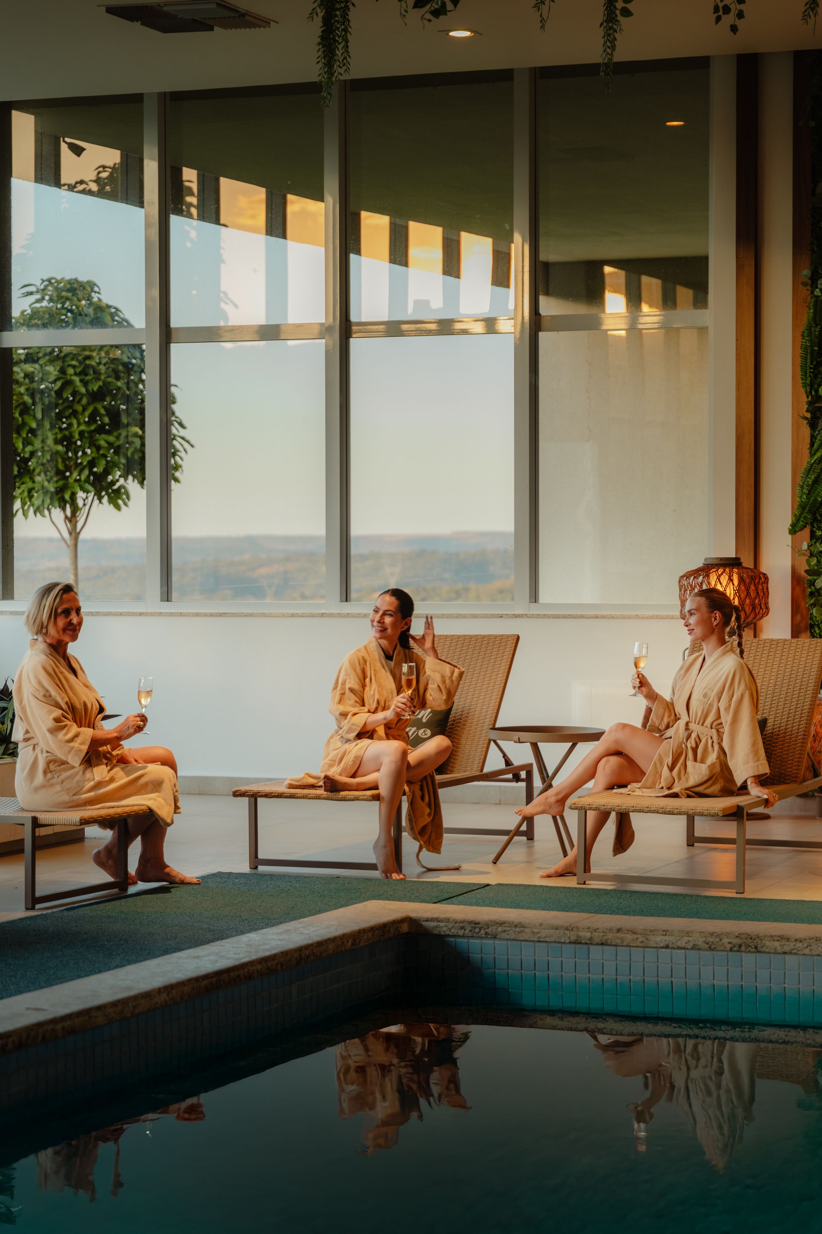 mulheres na área da piscina coberta