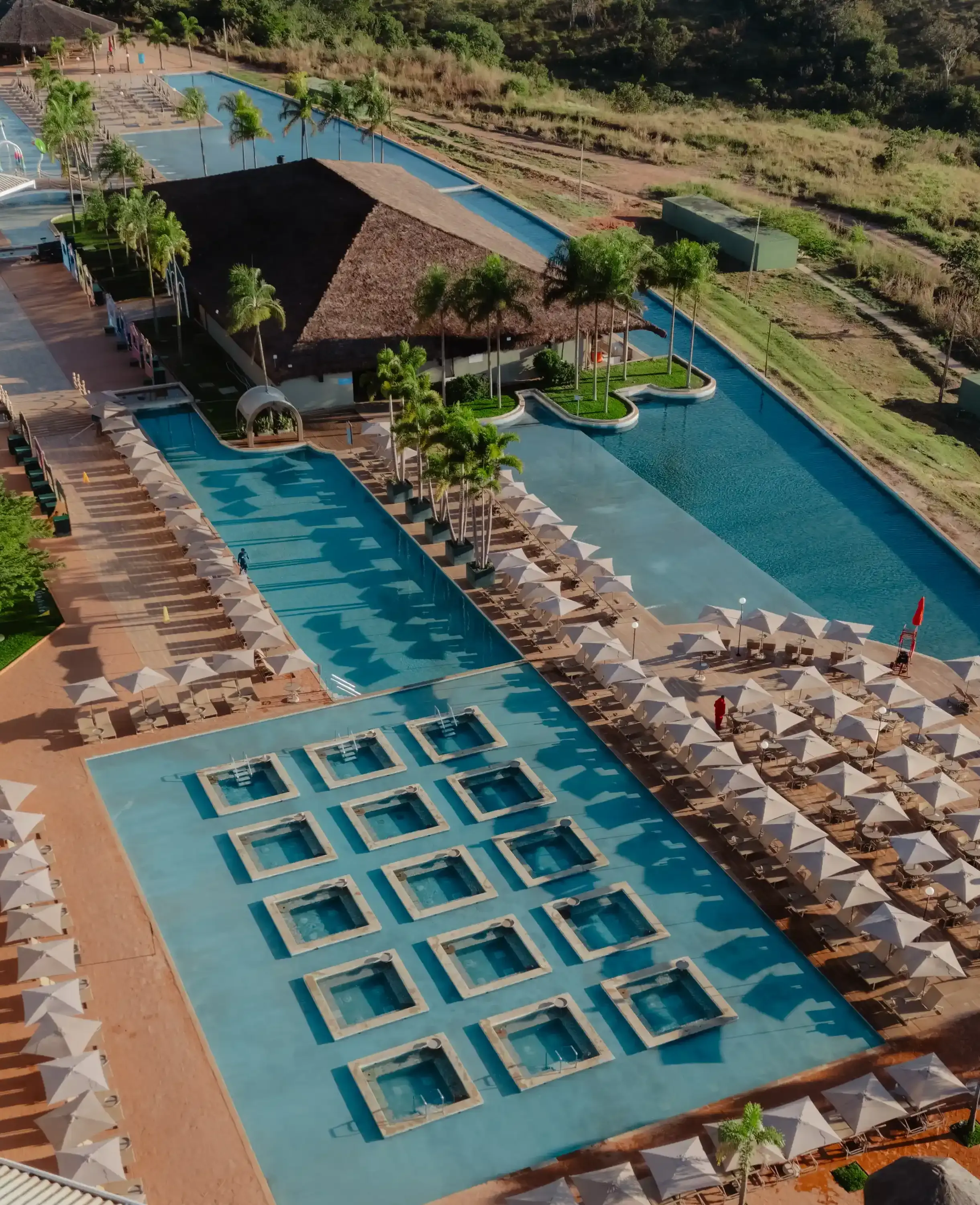 imagem aérea das jacuzzis ao ar livre