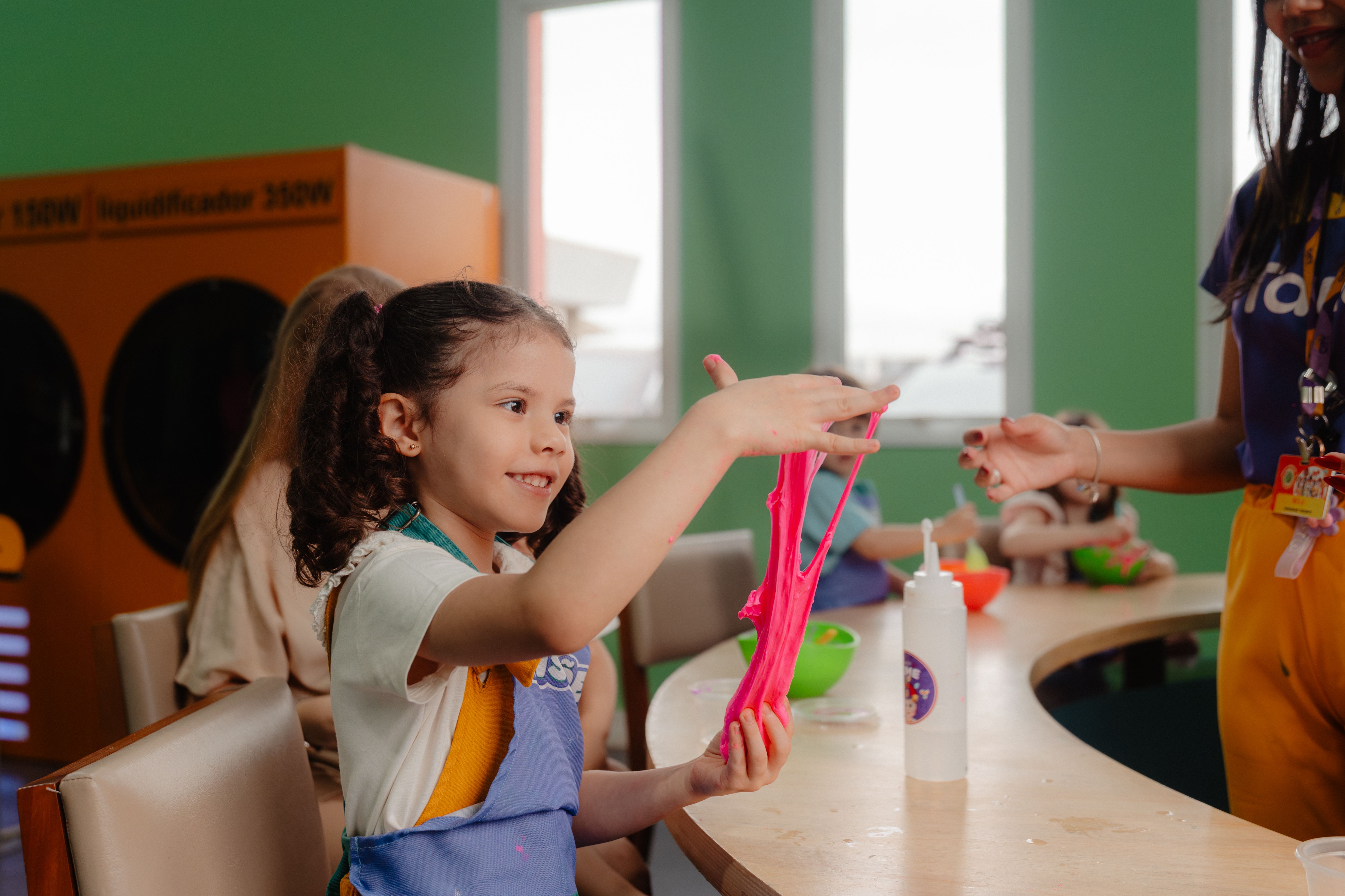 menina brincando com slime