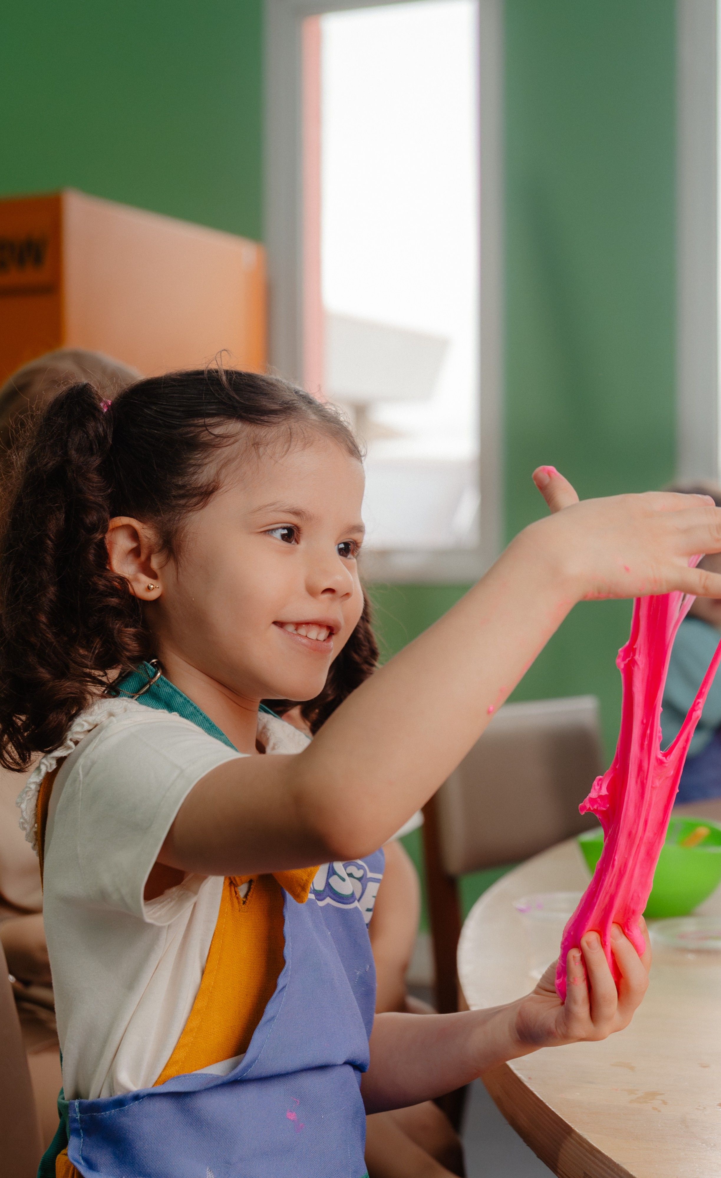 menina brincando com slime