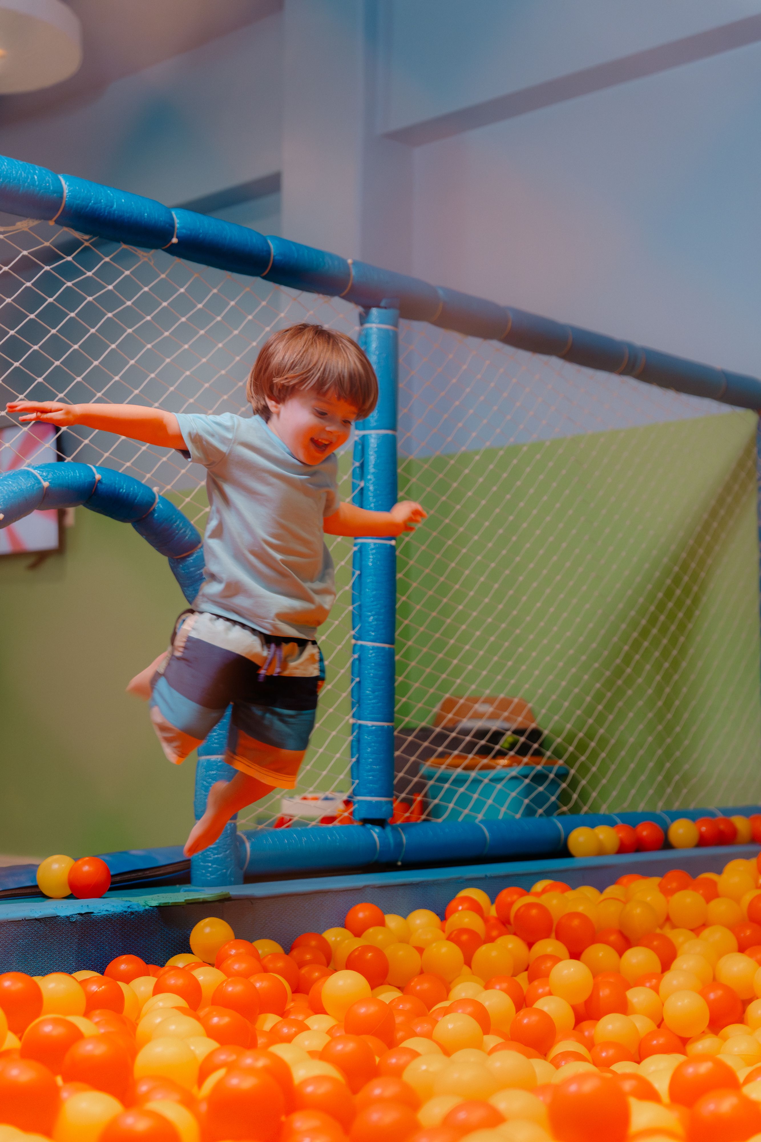 crianças com personagens