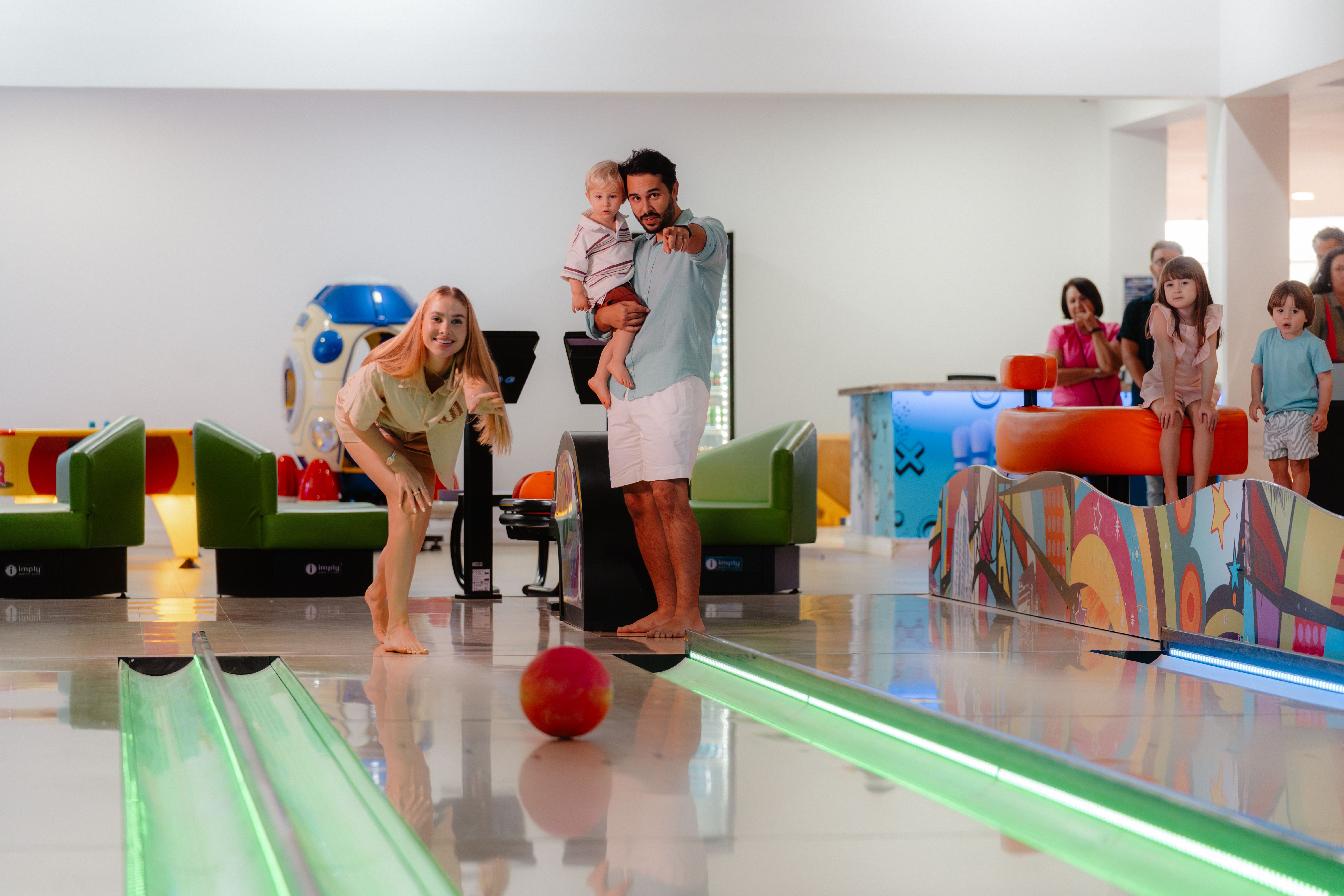 foto família jogando boliche