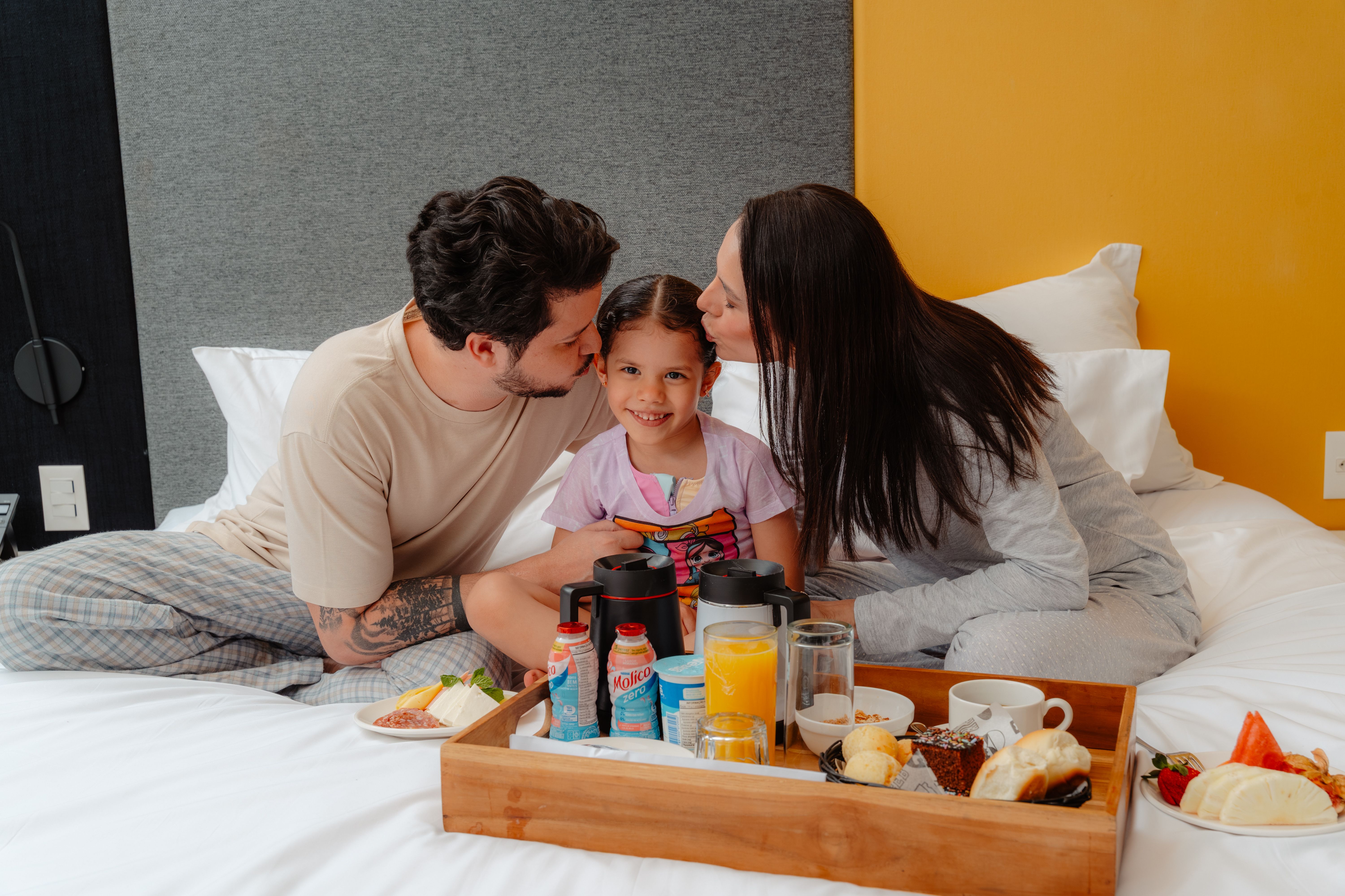 familia tomando café na cama