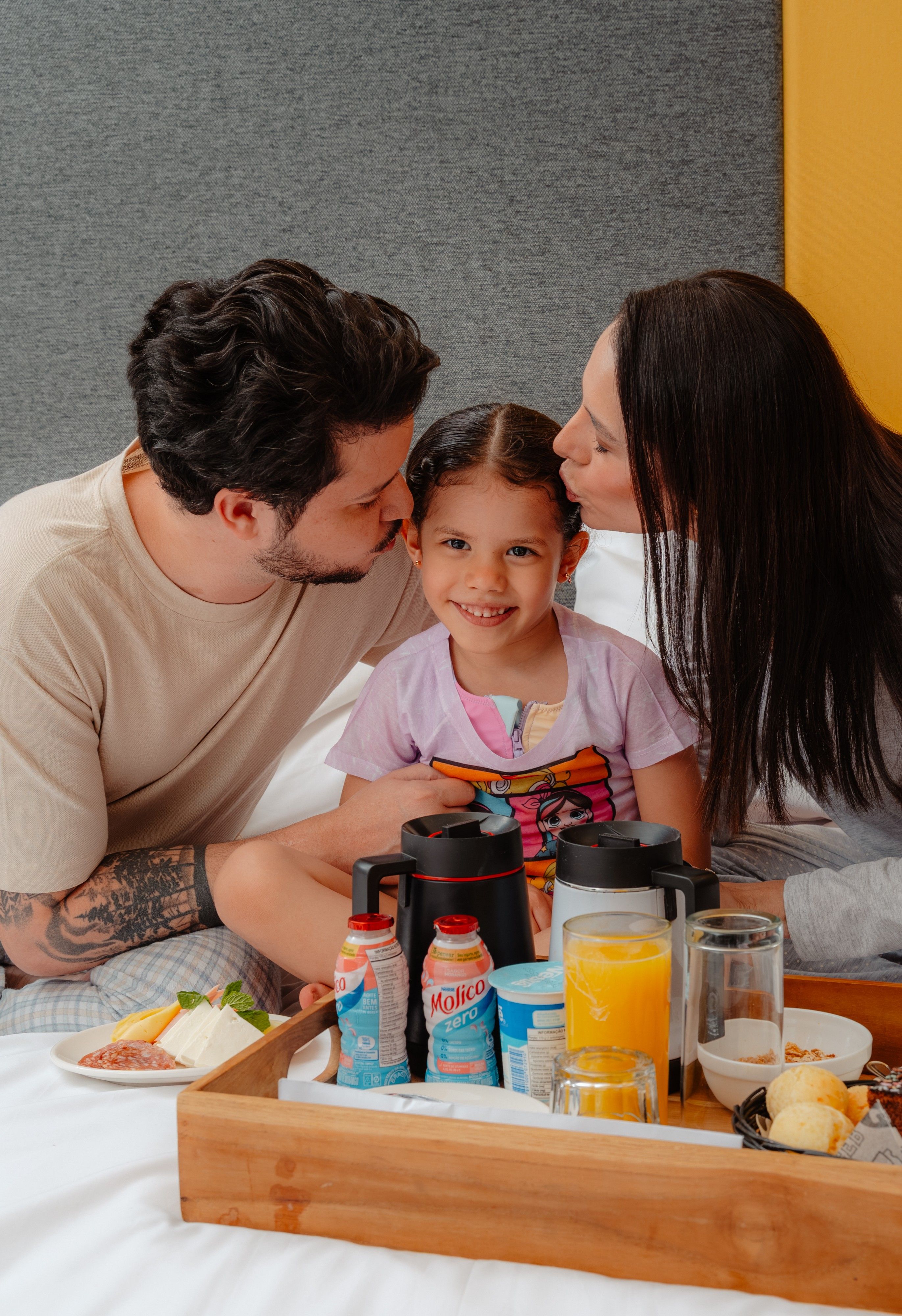 familia na cama