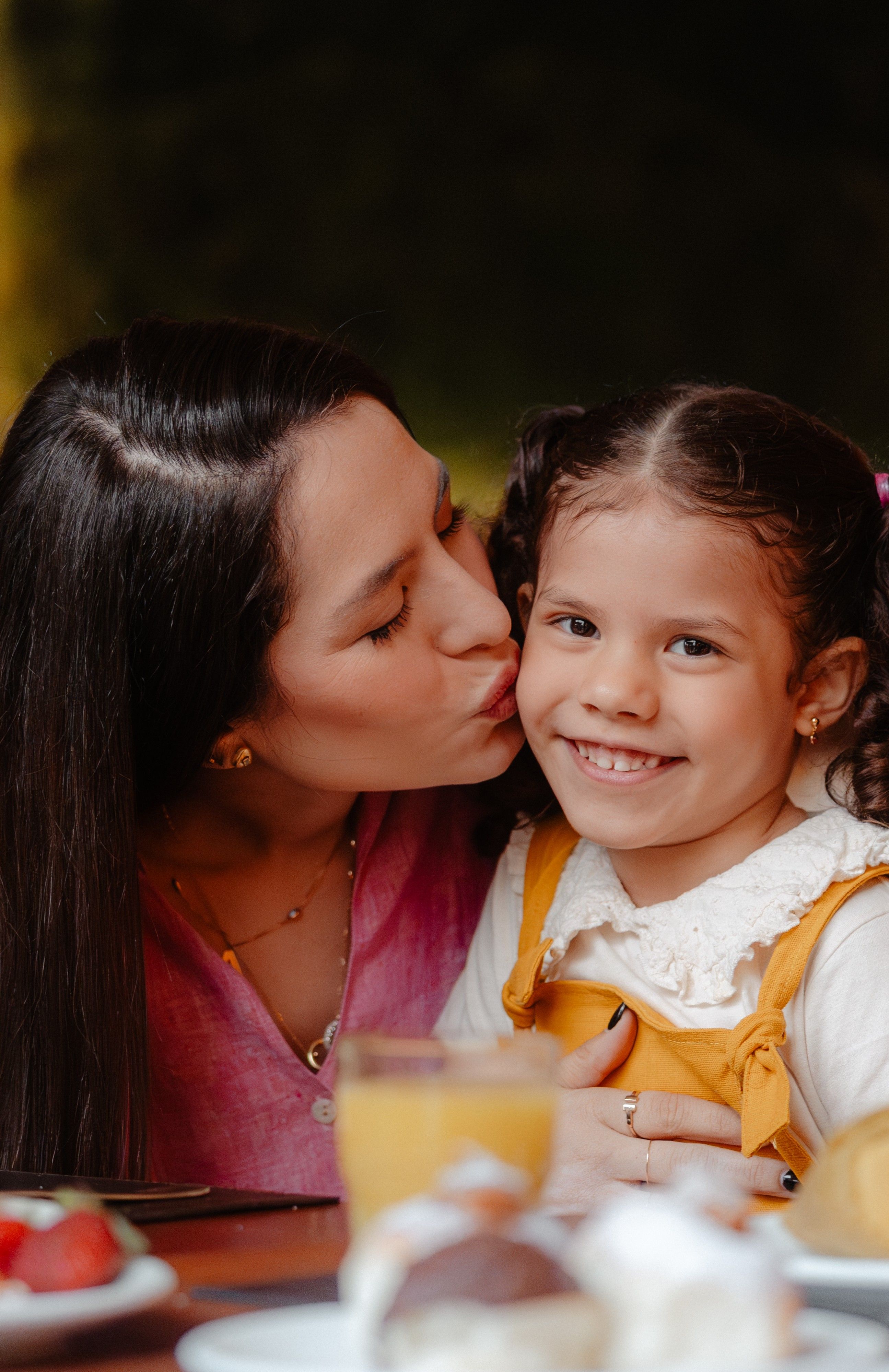 mãe e filha no restaurante